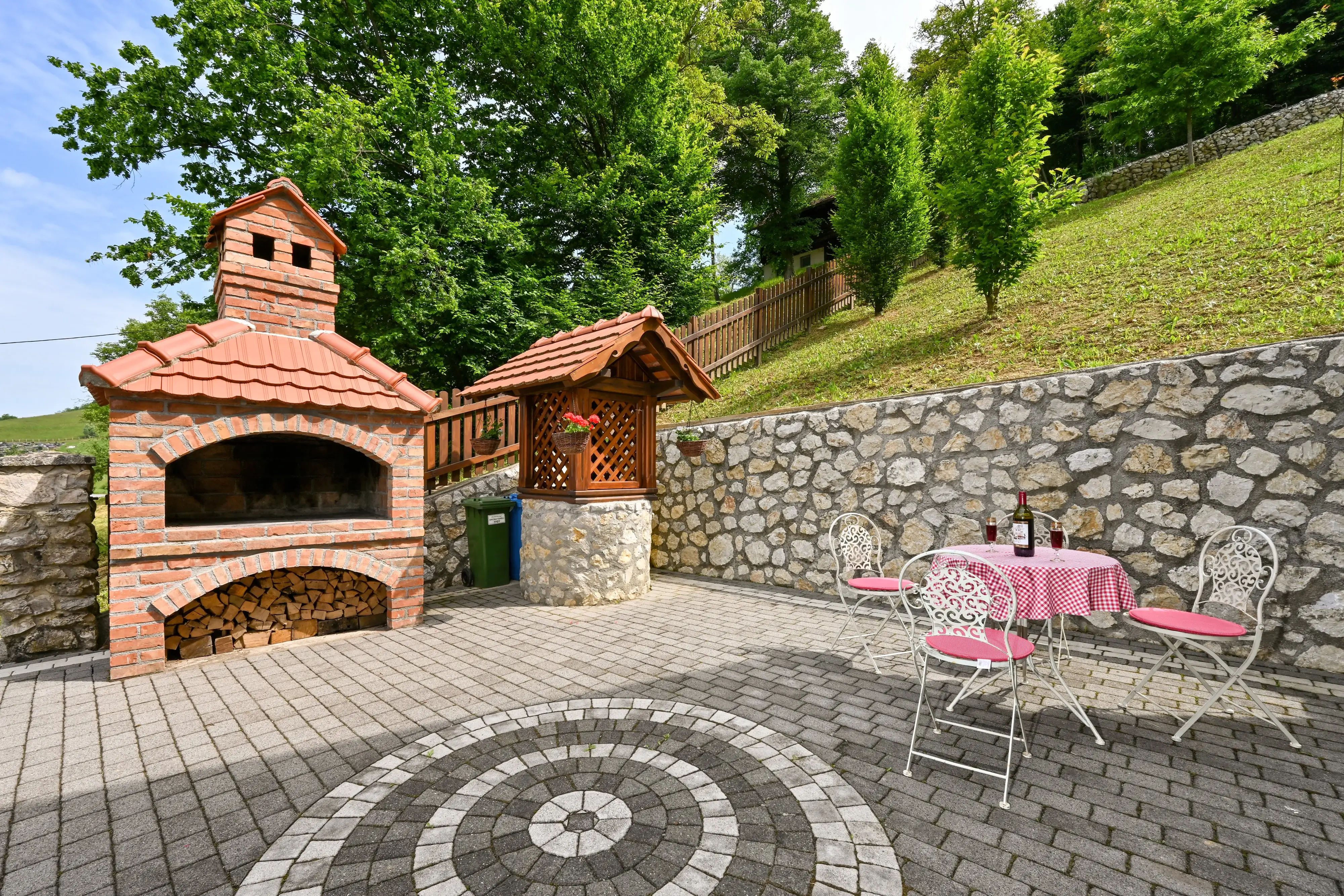 Pecenjara Dvoriste Kuca Trnoruzica Zagorje