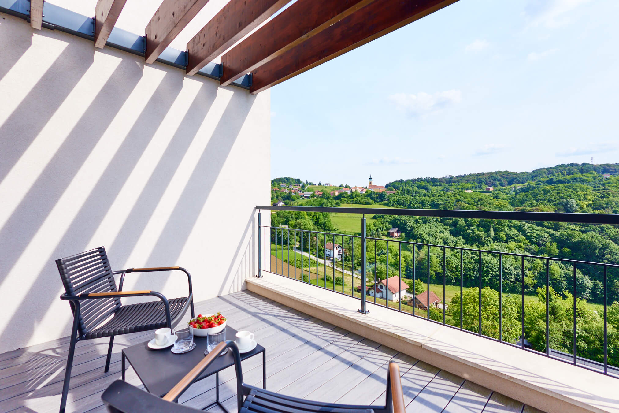 Bedroom With Balcony Green Idilira